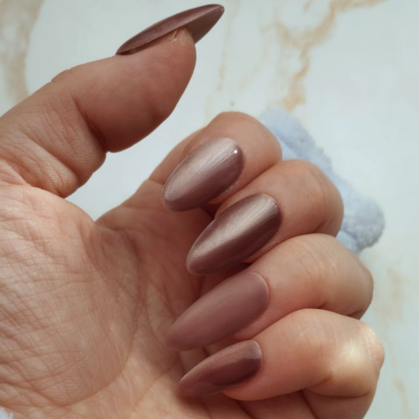 Coffee Beans press-on nagels — draagfoto, premium narrow almond