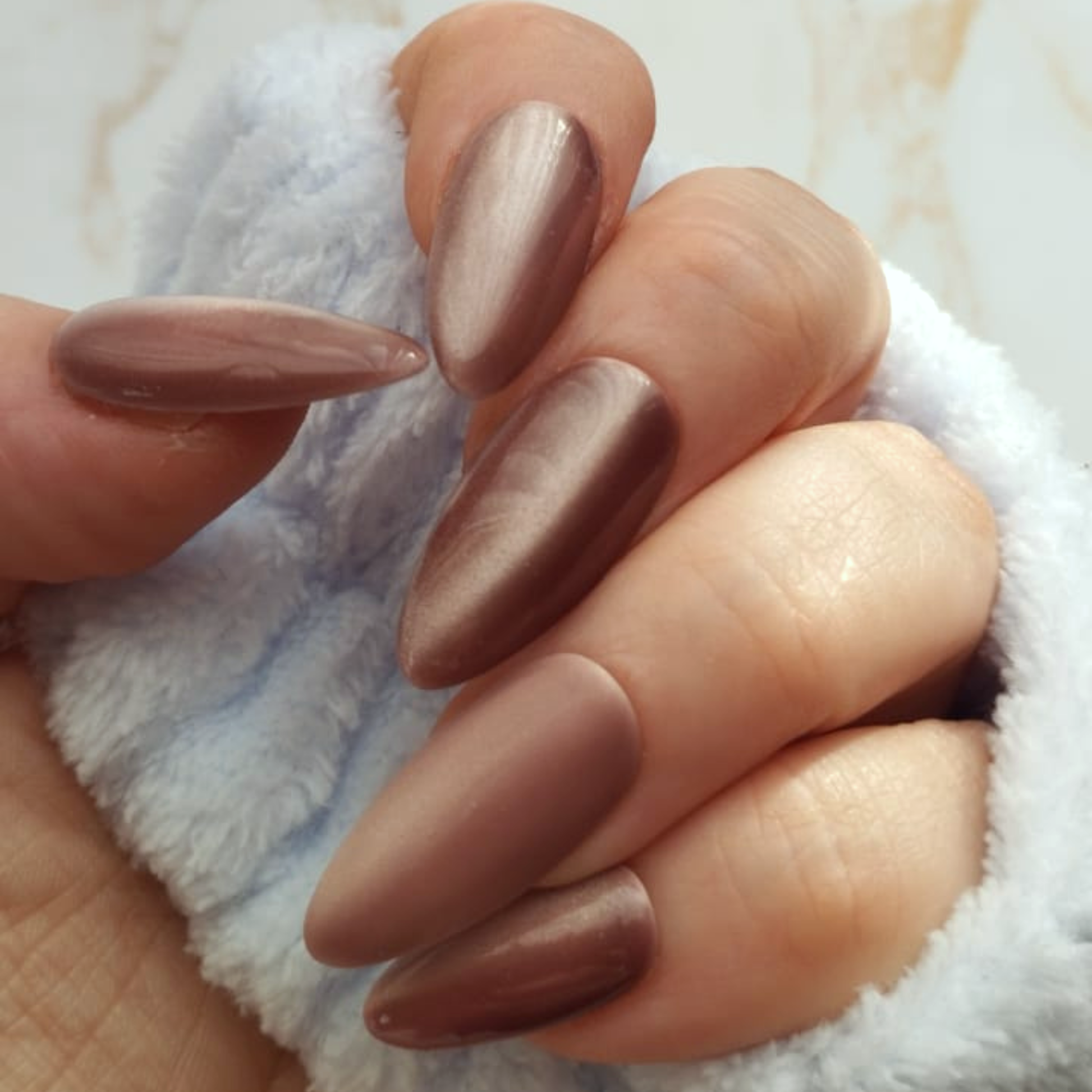 Coffee Beans press-on nagels — draagfoto, premium narrow almond