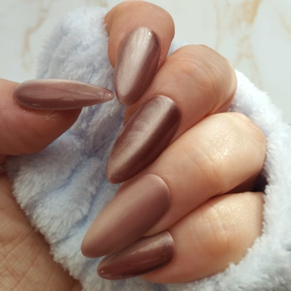 Coffee Beans press-on nagels — draagfoto, premium narrow almond