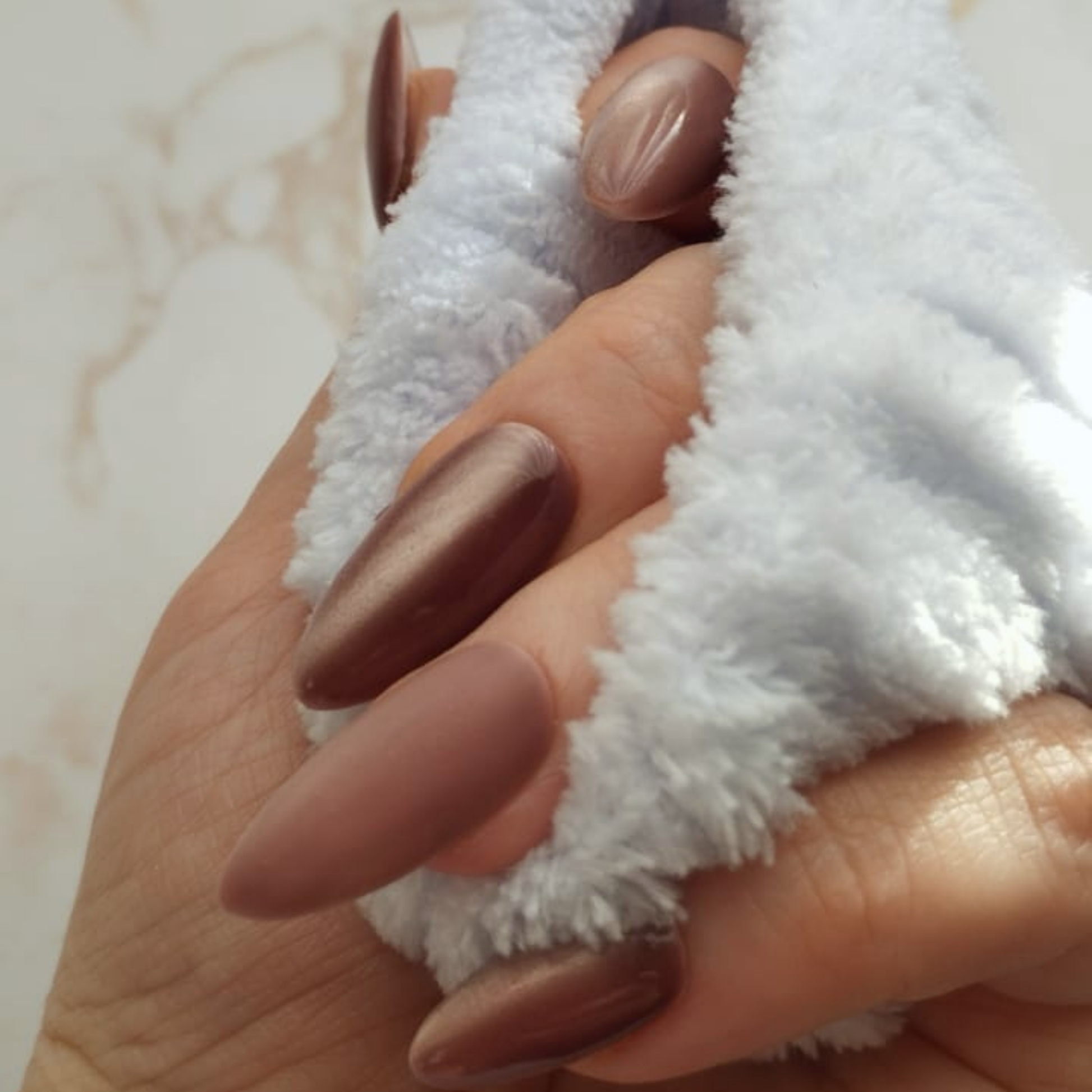 Coffee Beans press-on nagels — draagfoto, premium narrow almond