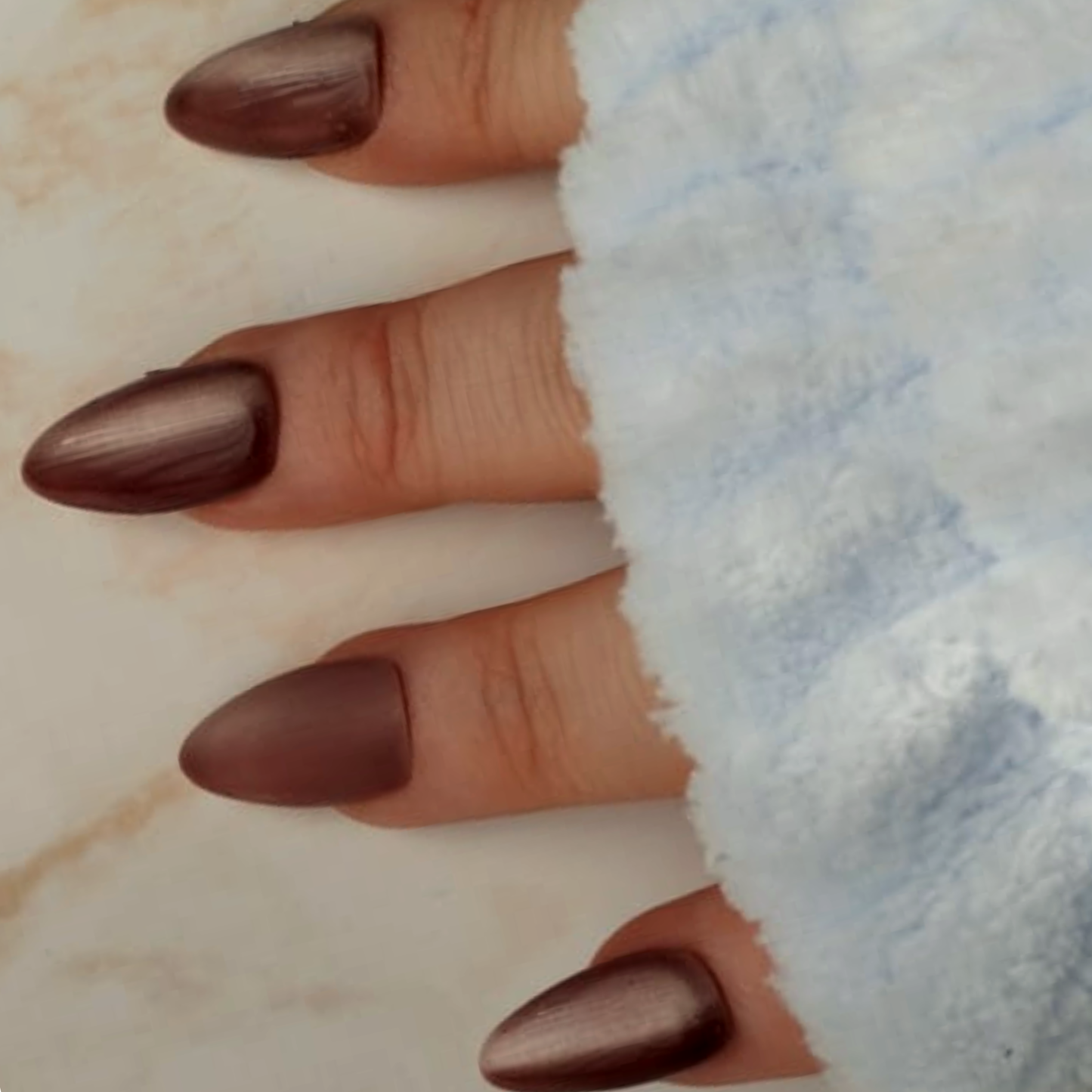 Coffee Beans press-on nagels — draagfoto, premium narrow almond