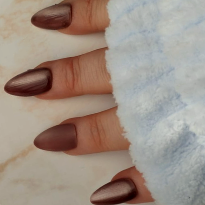 Coffee Beans press-on nagels — draagfoto, premium narrow almond