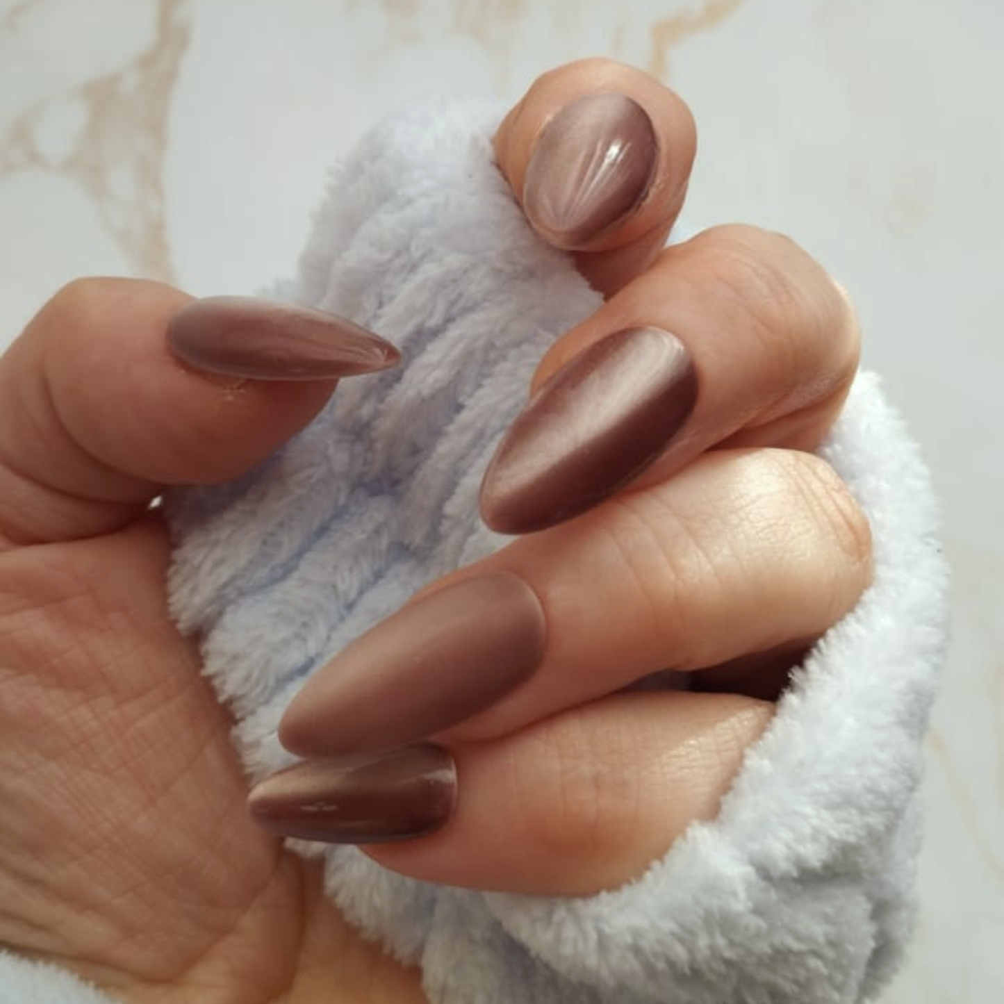 Coffee Beans press-on nagels — draagfoto, premium narrow almond