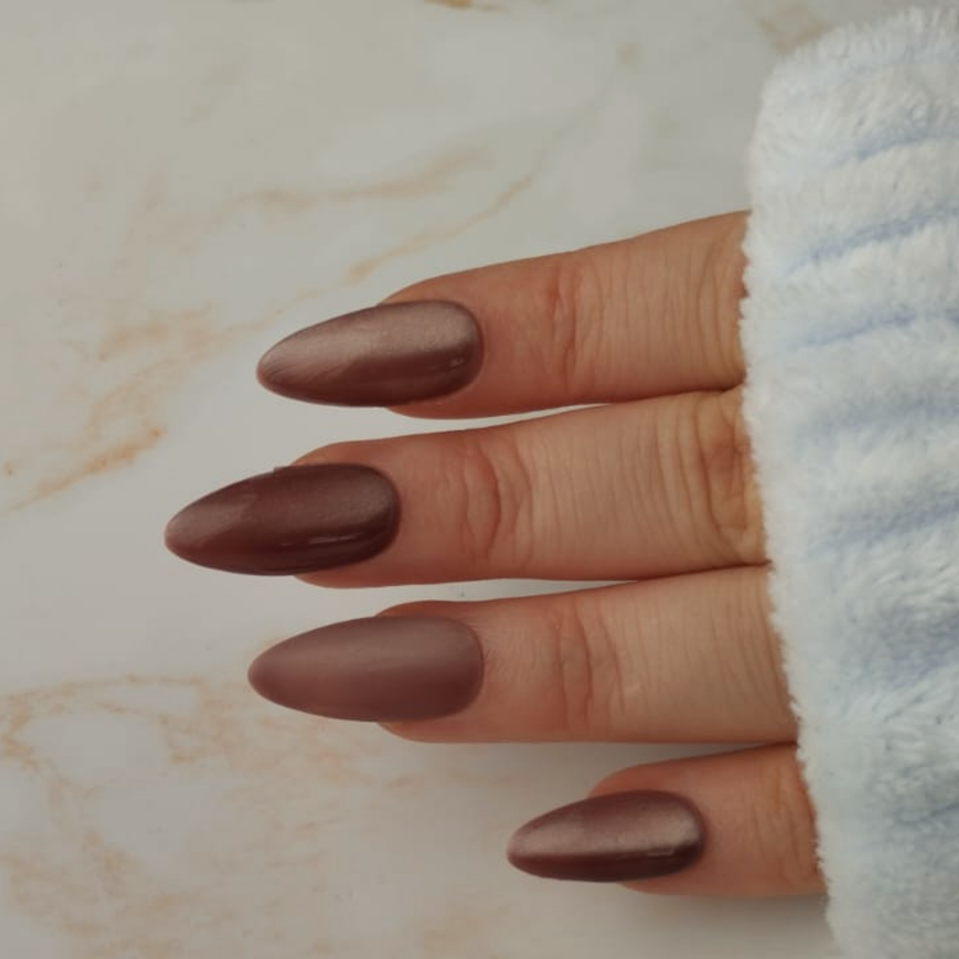 Coffee Beans press-on nagels — draagfoto, premium narrow almond
