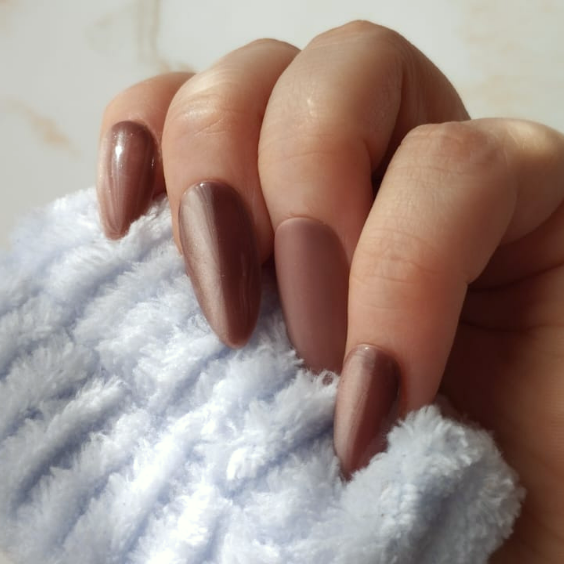 Coffee Beans press-on nagels — draagfoto, premium narrow almond