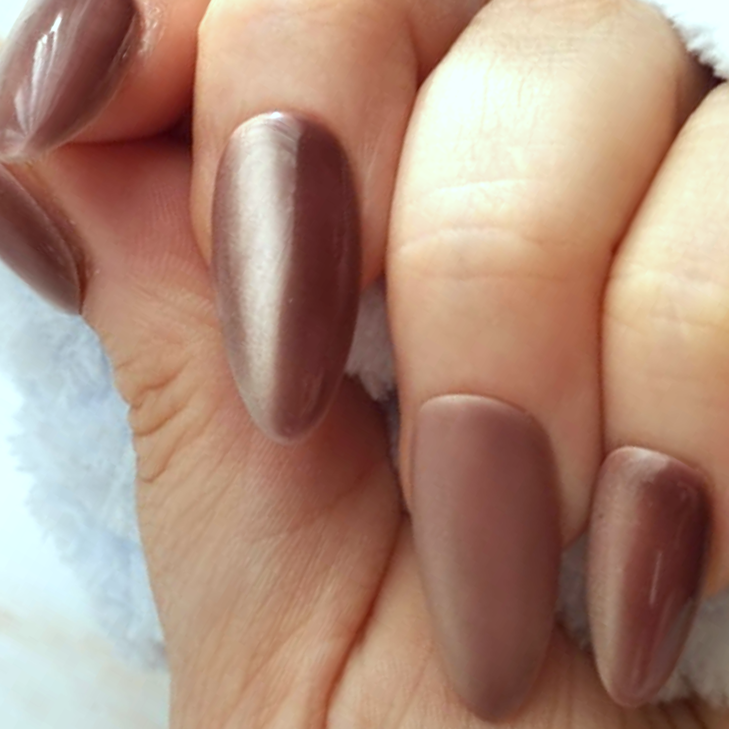 Coffee Beans press-on nagels — draagfoto, premium narrow almond