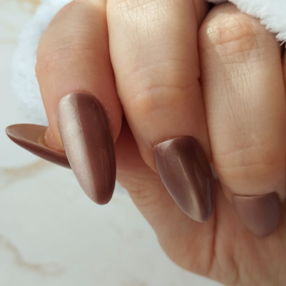 Coffee Beans press-on nagels — draagfoto, premium narrow almond