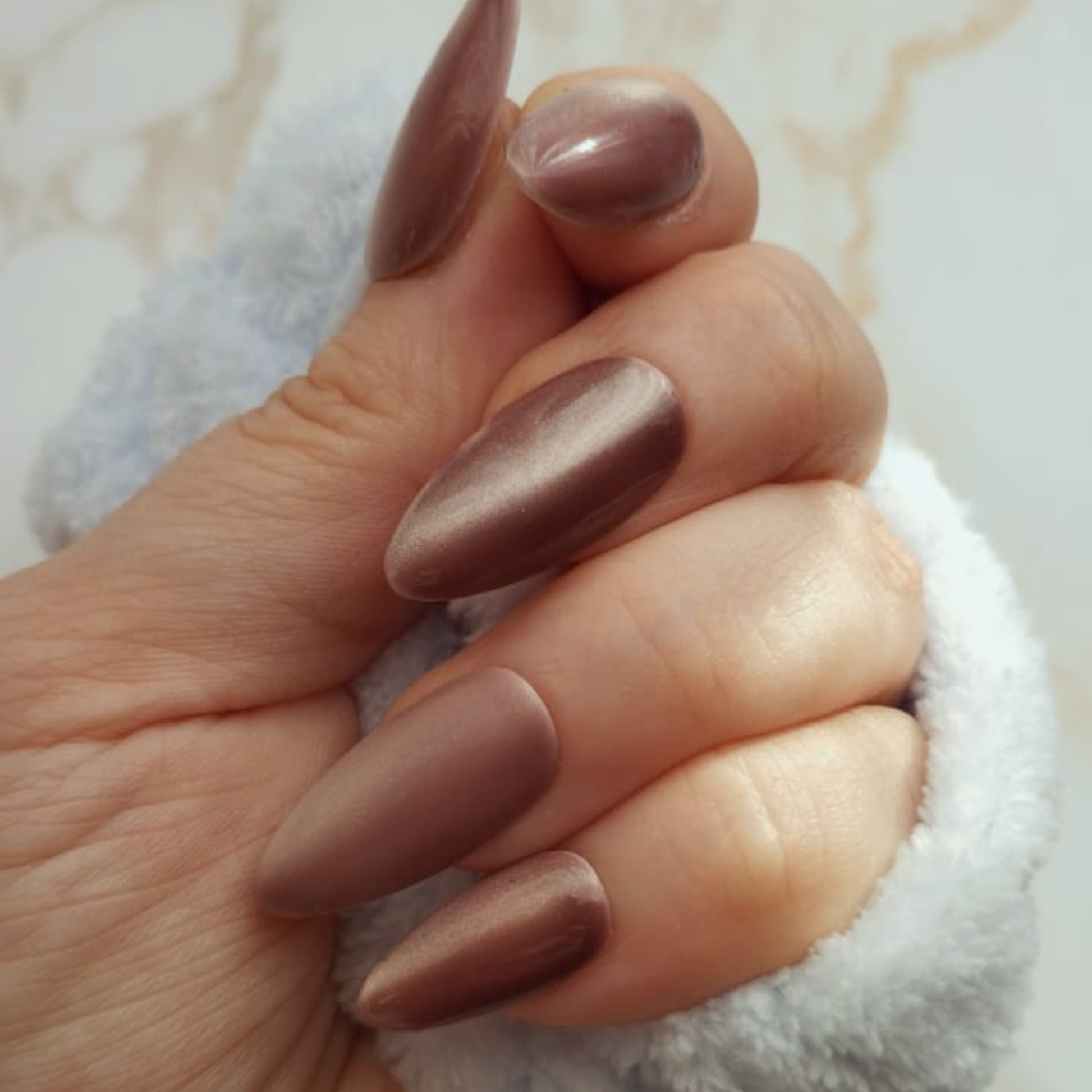 Coffee Beans press-on nagels — draagfoto, premium narrow almond