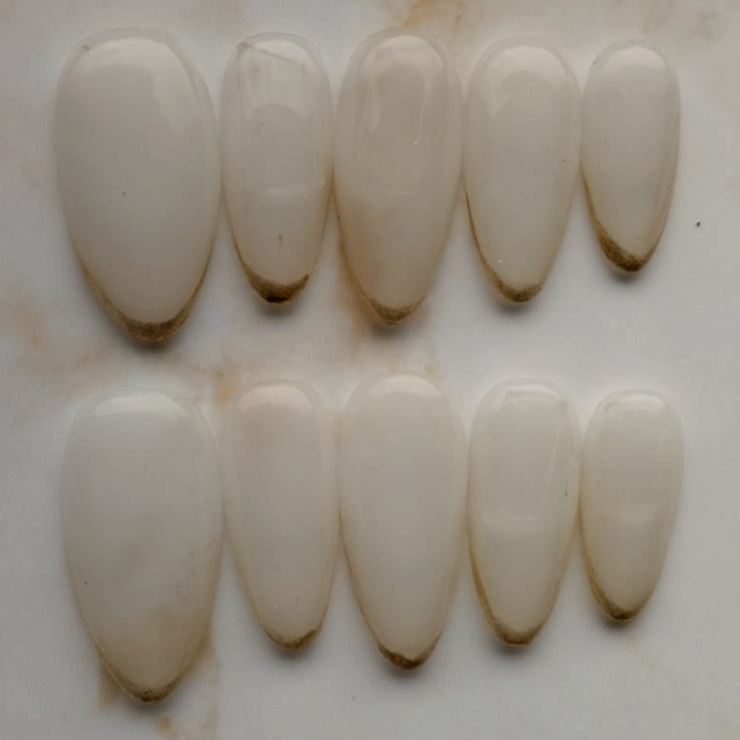 Aube French press-on nagels — close-up detail, premium narrow almond