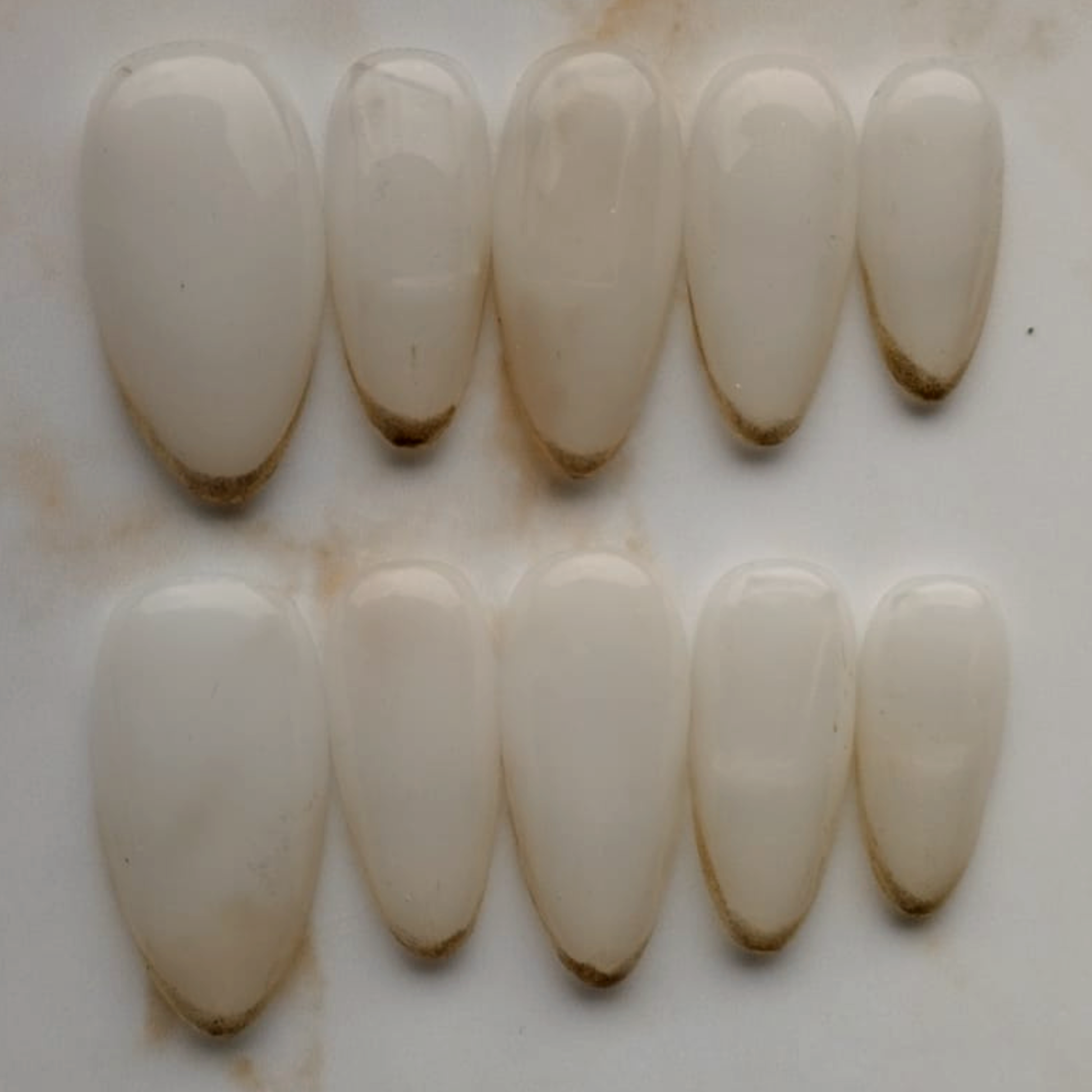Aube French press-on nagels — close-up detail, premium narrow almond