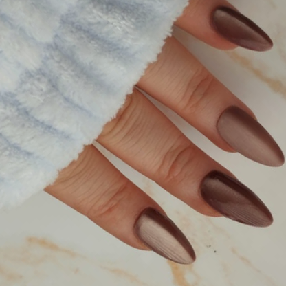 Coffee Beans press-on nagels — draagfoto, premium narrow almond