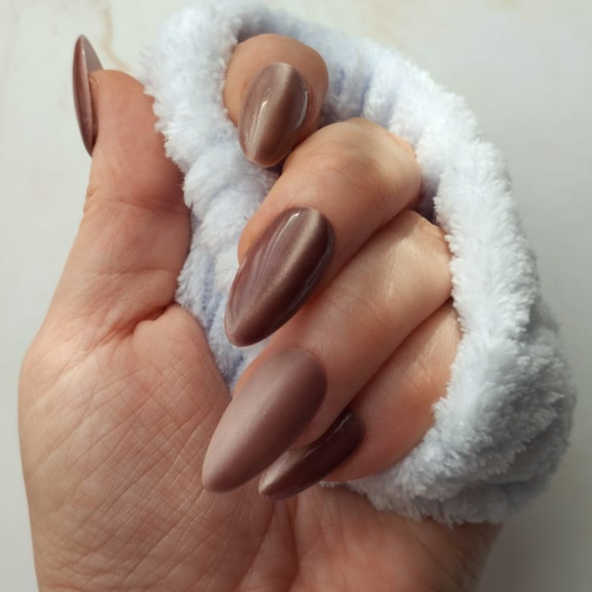 Coffee Beans press-on nagels — draagfoto, premium narrow almond