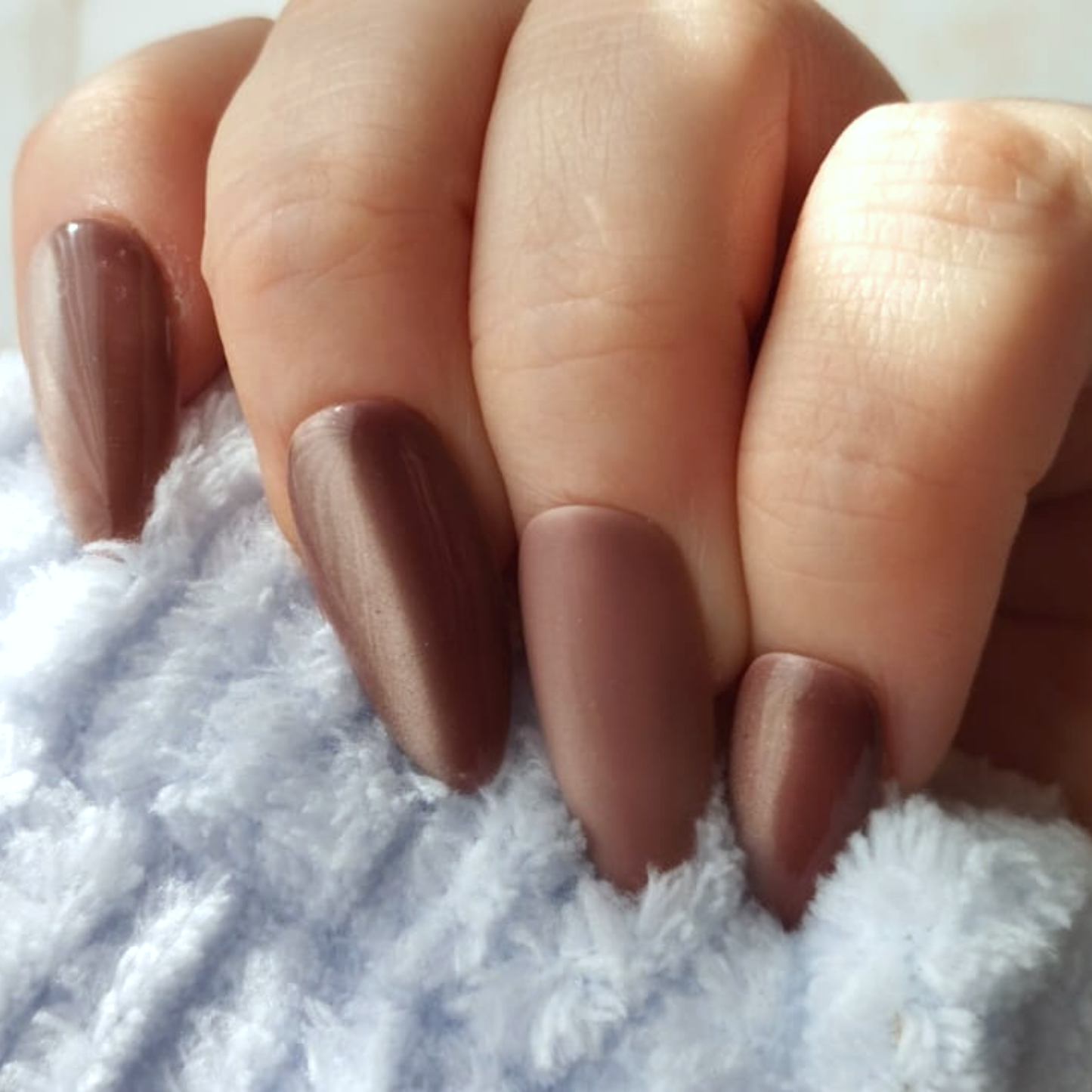 Coffee Beans press-on nagels — draagfoto, premium narrow almond