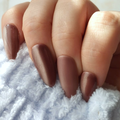 Coffee Beans press-on nagels — draagfoto, premium narrow almond