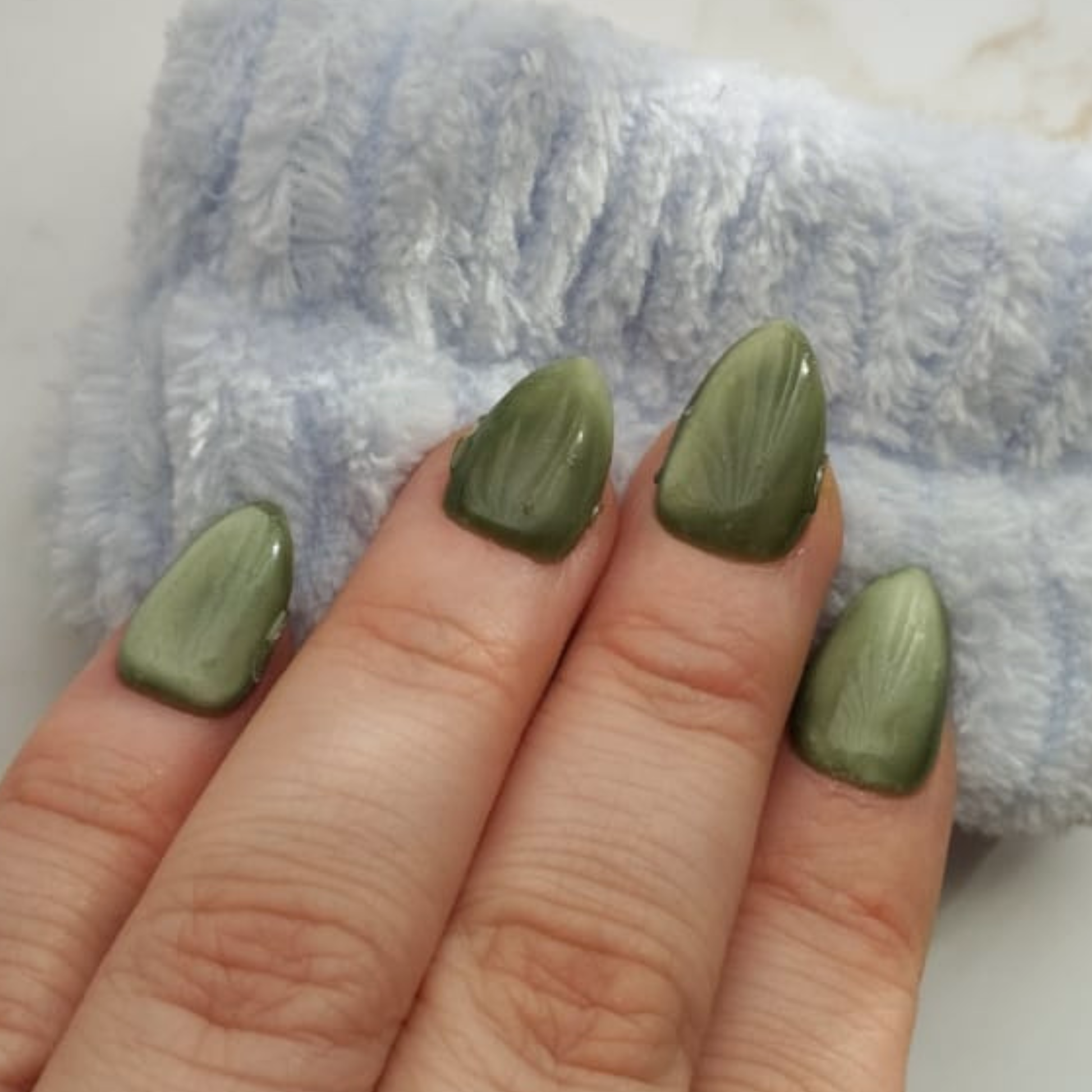Gem Olive press-on nagels — draagfoto, signature wide almond