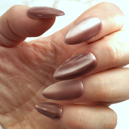 Coffee Beans press-on nagels — draagfoto, premium narrow almond