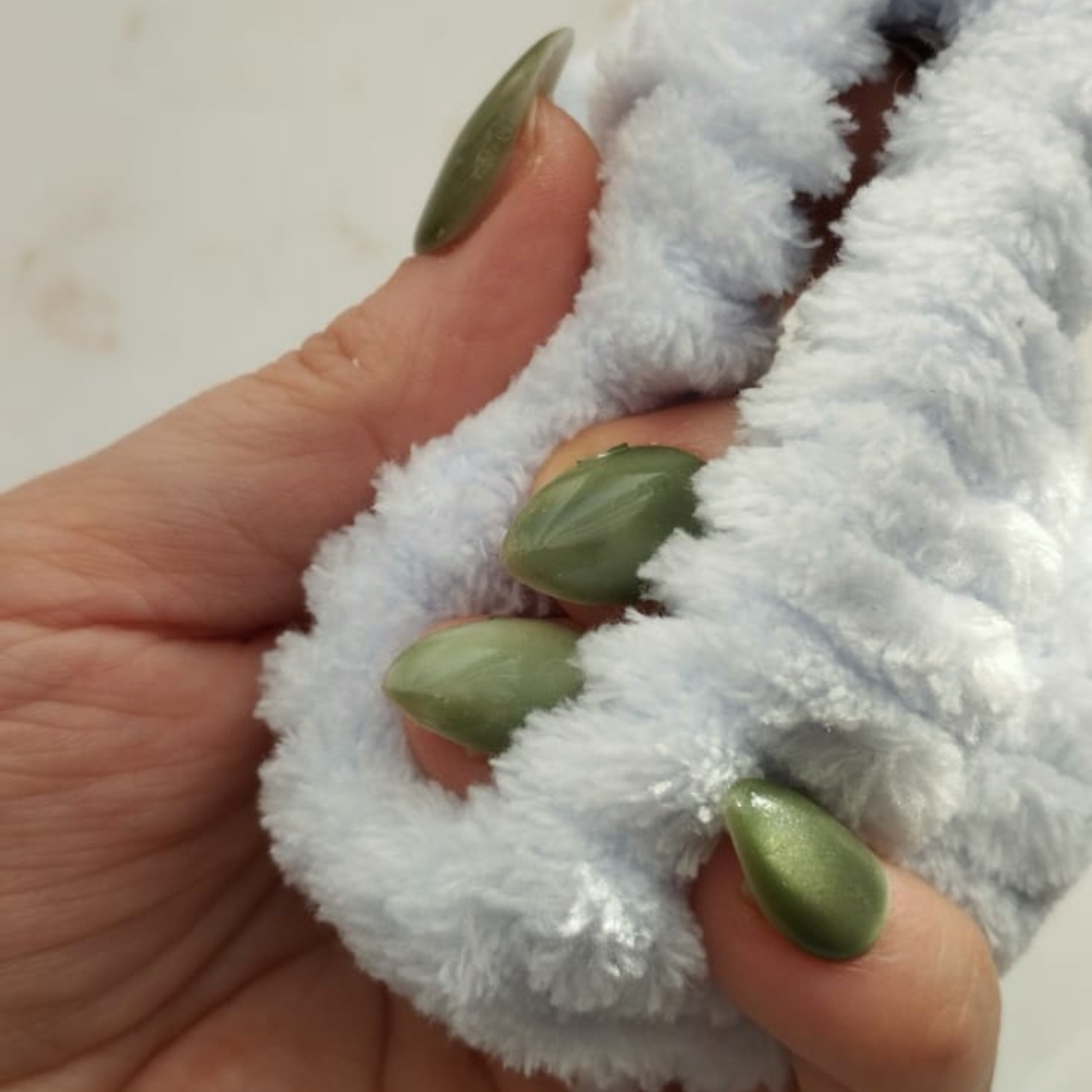 Gem Olive press-on nagels — draagfoto, signature wide almond