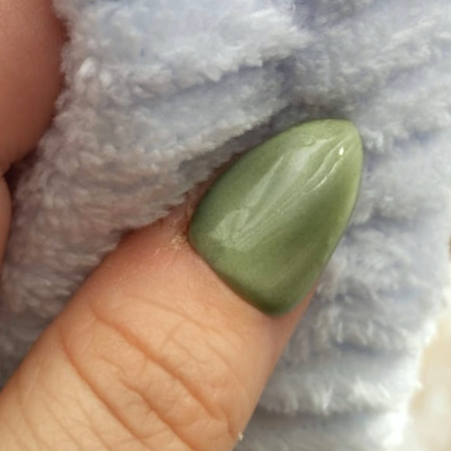 Gem Olive press-on nagels — draagfoto, signature wide almond