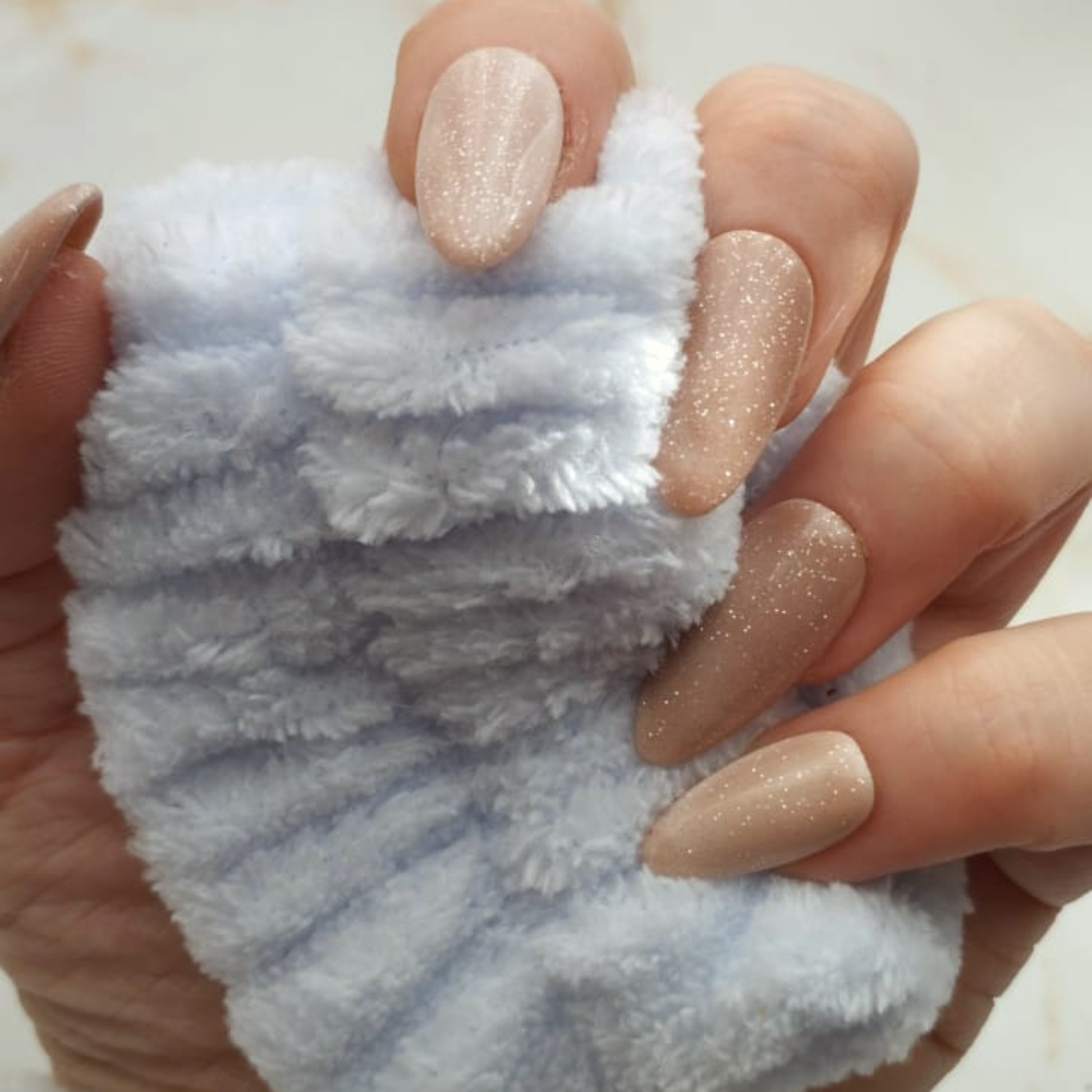 Shiny Magnet press-on nagels — draagfoto, signature narrow almond