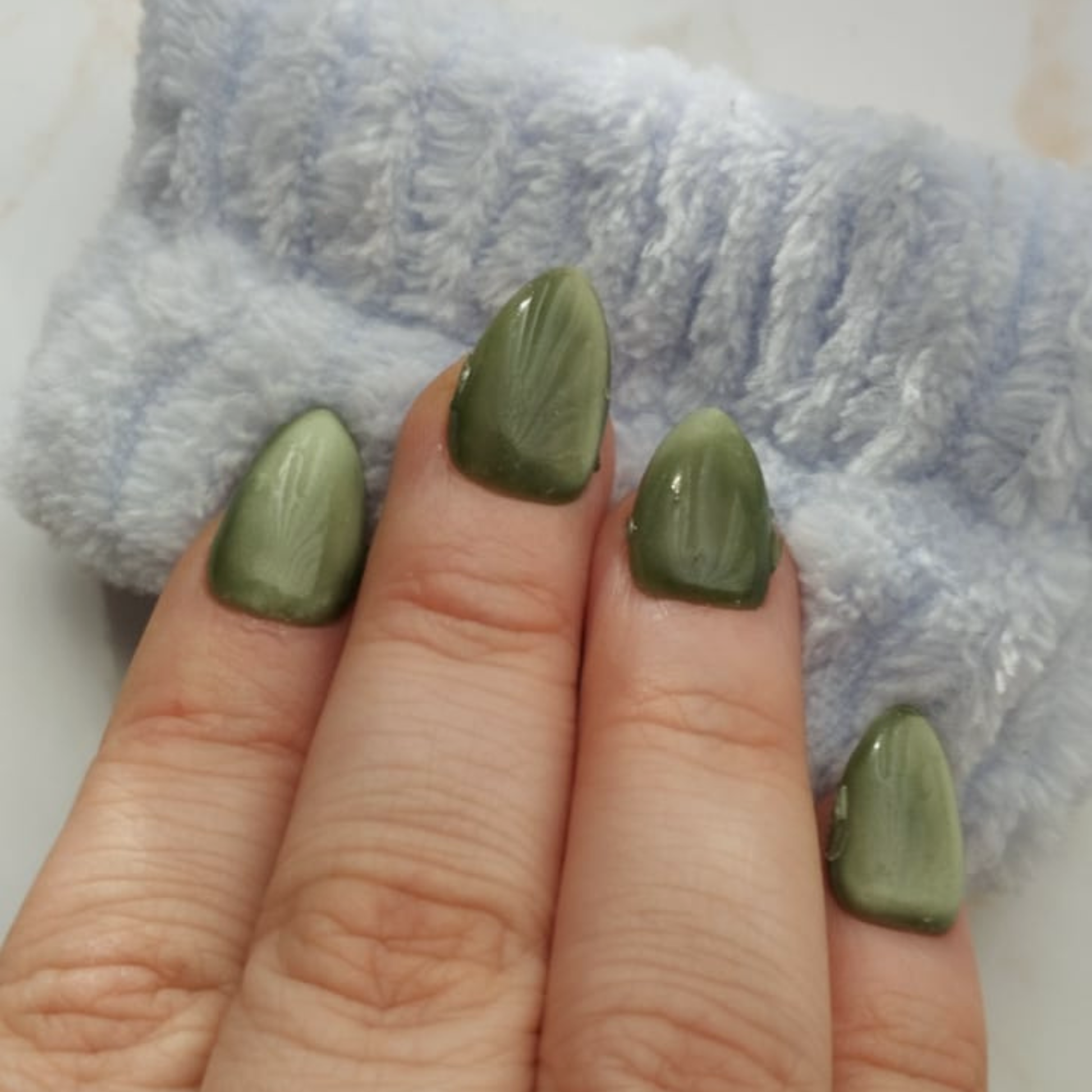 Gem Olive press-on nagels — draagfoto, signature wide almond
