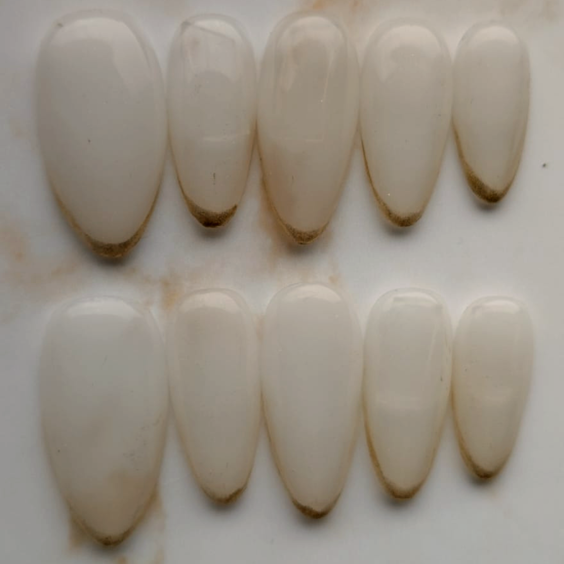 Aube French press-on nagels — close-up detail, premium narrow almond