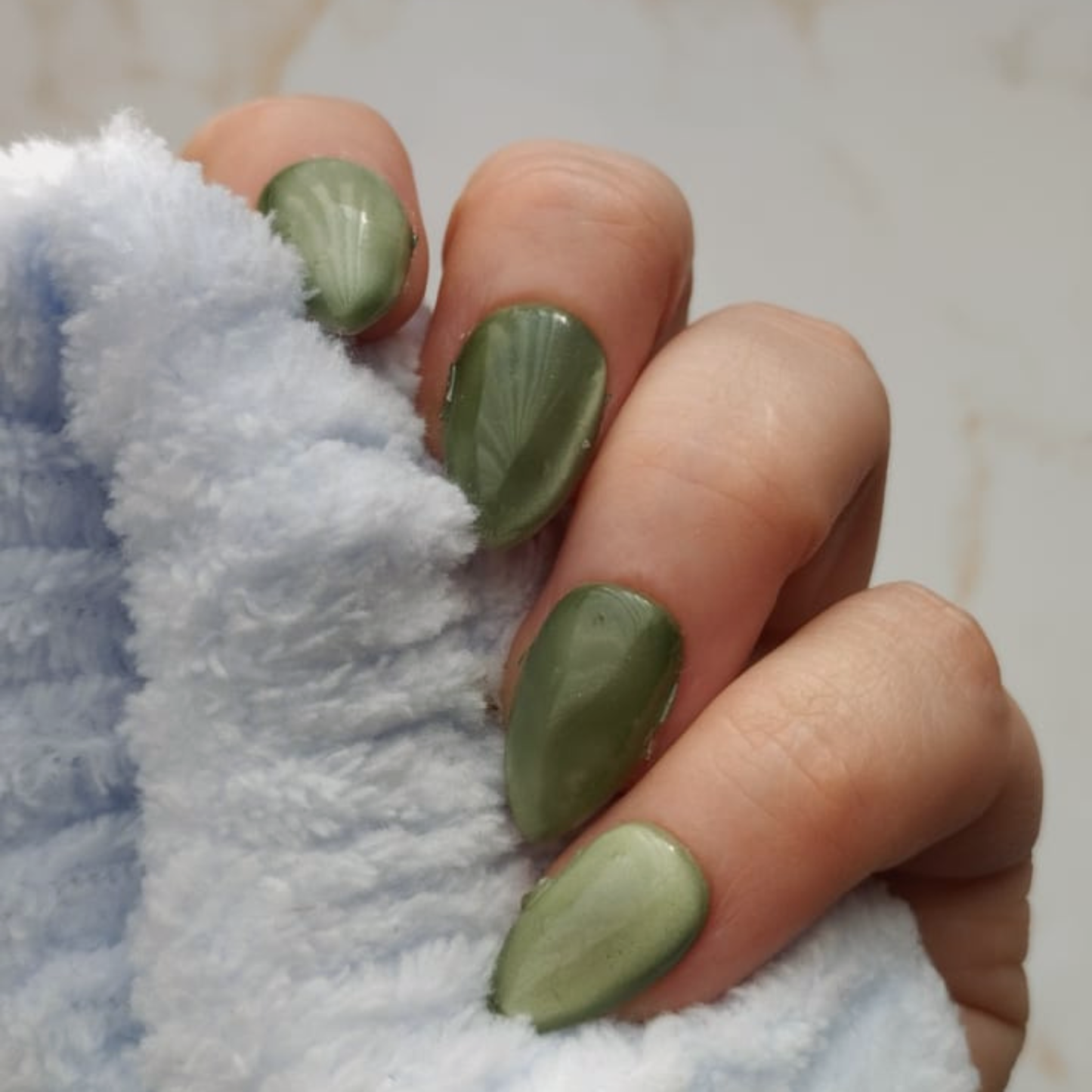 Gem Olive press-on nagels — draagfoto, signature wide almond