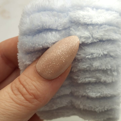 Shiny Magnet press-on nagels — draagfoto, signature narrow almond