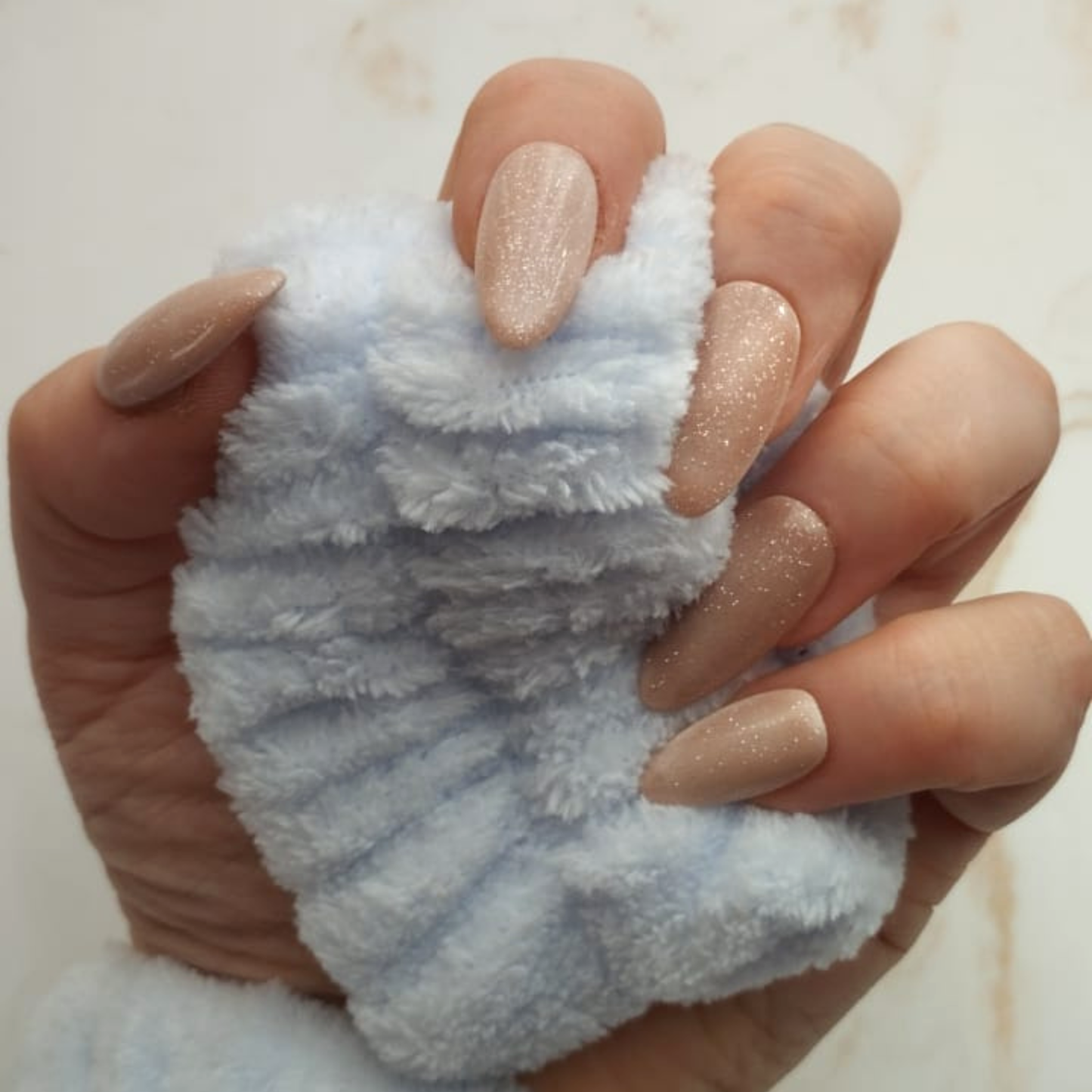 Shiny Magnet press-on nagels — draagfoto, signature narrow almond