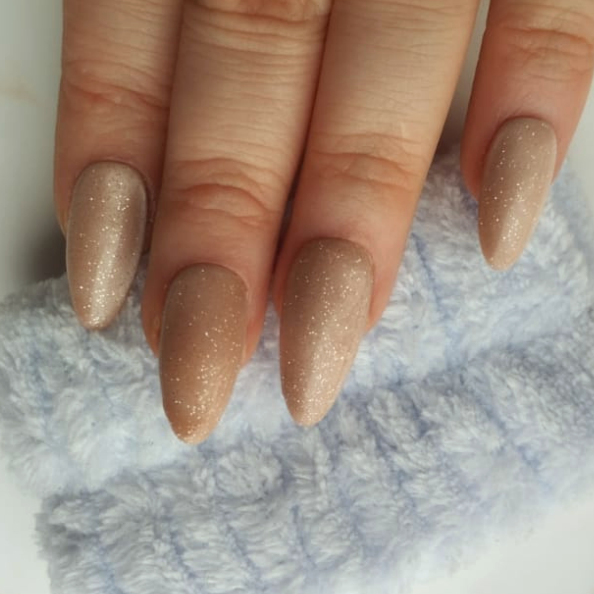 Shiny Magnet press-on nagels — draagfoto, signature narrow almond