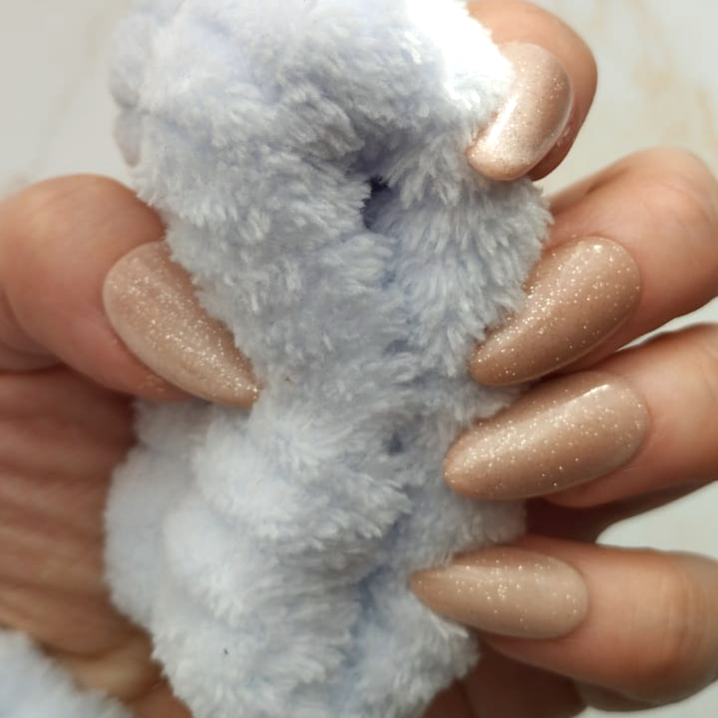 Shiny Magnet press-on nagels — draagfoto, signature narrow almond