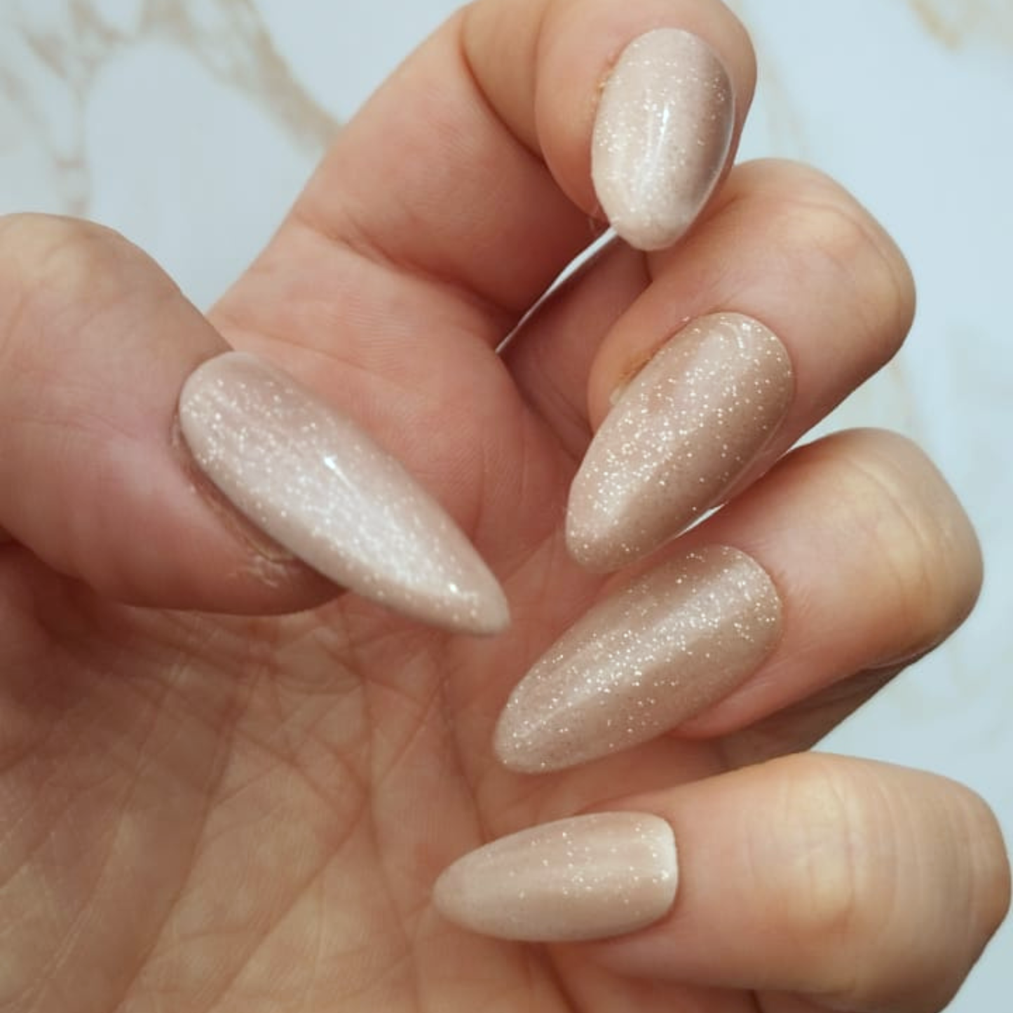 Shiny Magnet press-on nagels — draagfoto, signature narrow almond