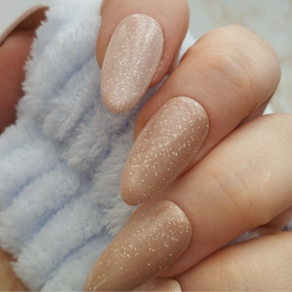 Shiny Magnet press-on nagels — draagfoto, signature narrow almond
