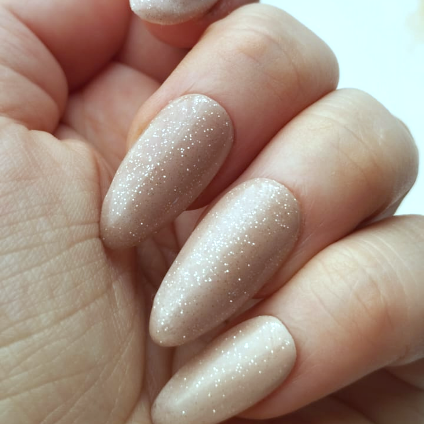 Shiny Magnet press-on nagels — draagfoto, signature narrow almond