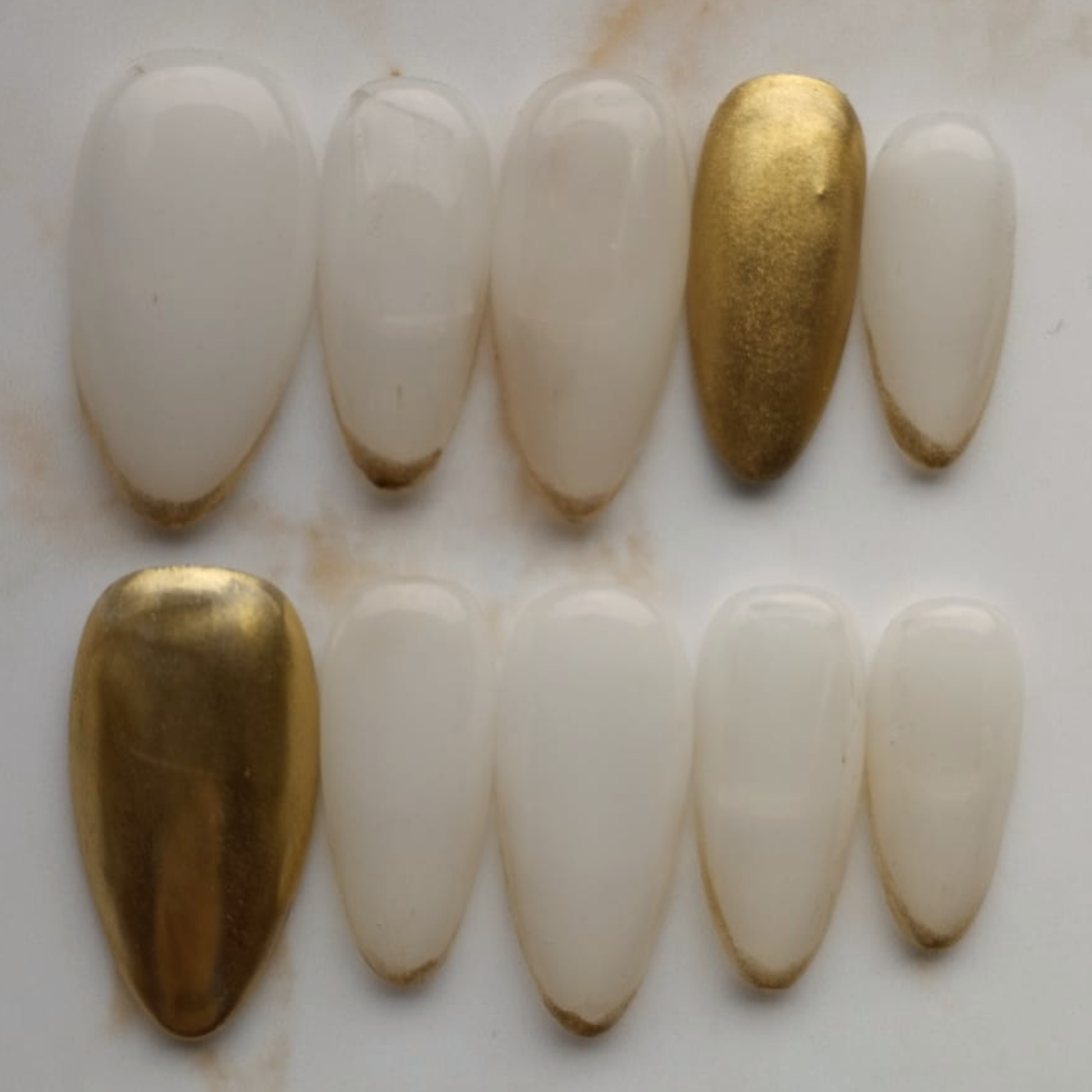 Aube French press-on nagels — draagfoto, premium narrow almond