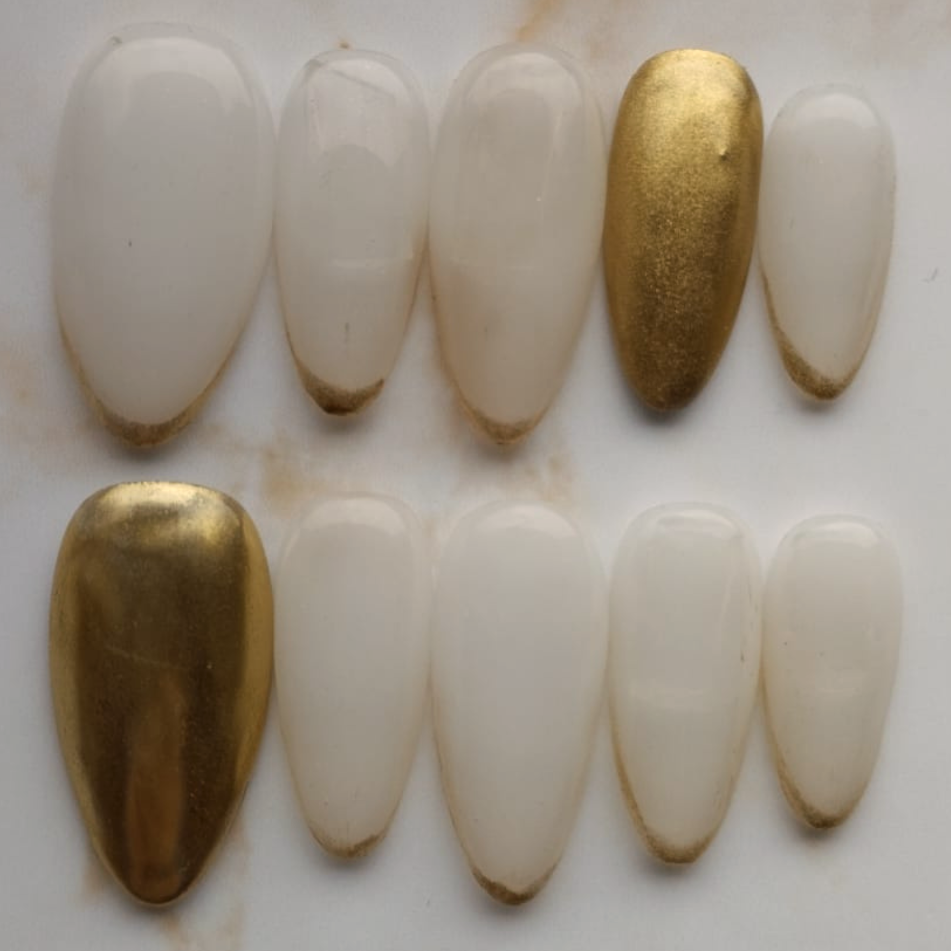 Aube French press-on nagels — draagfoto, premium narrow almond