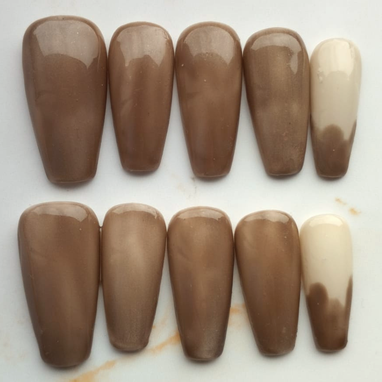 Latte press-on nagels — premium narrow almond, set van 10