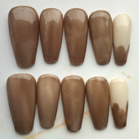 Latte press-on nagels — premium narrow almond, set van 10