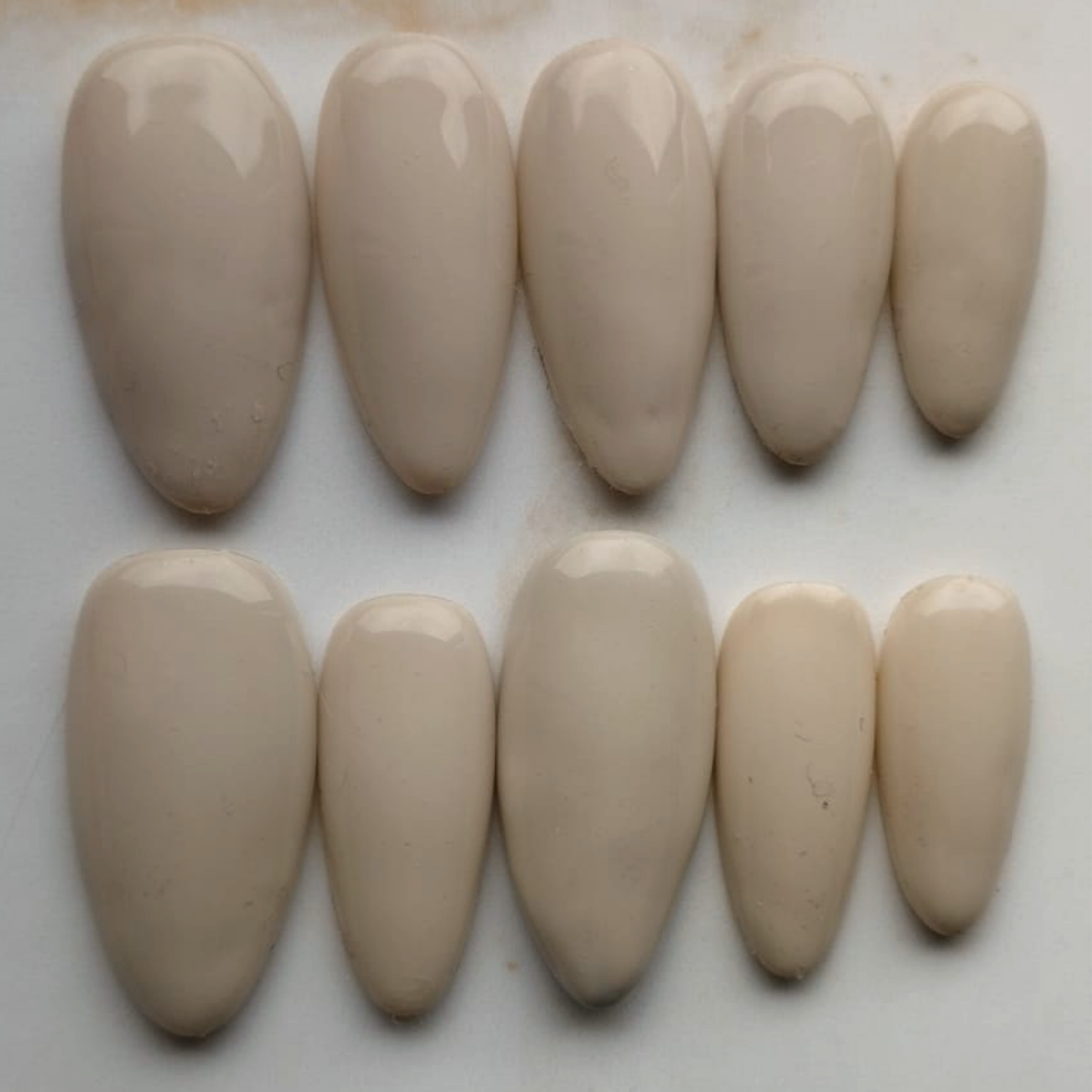 Bare Silk press-on nagels — essential narrow almond, set van 10