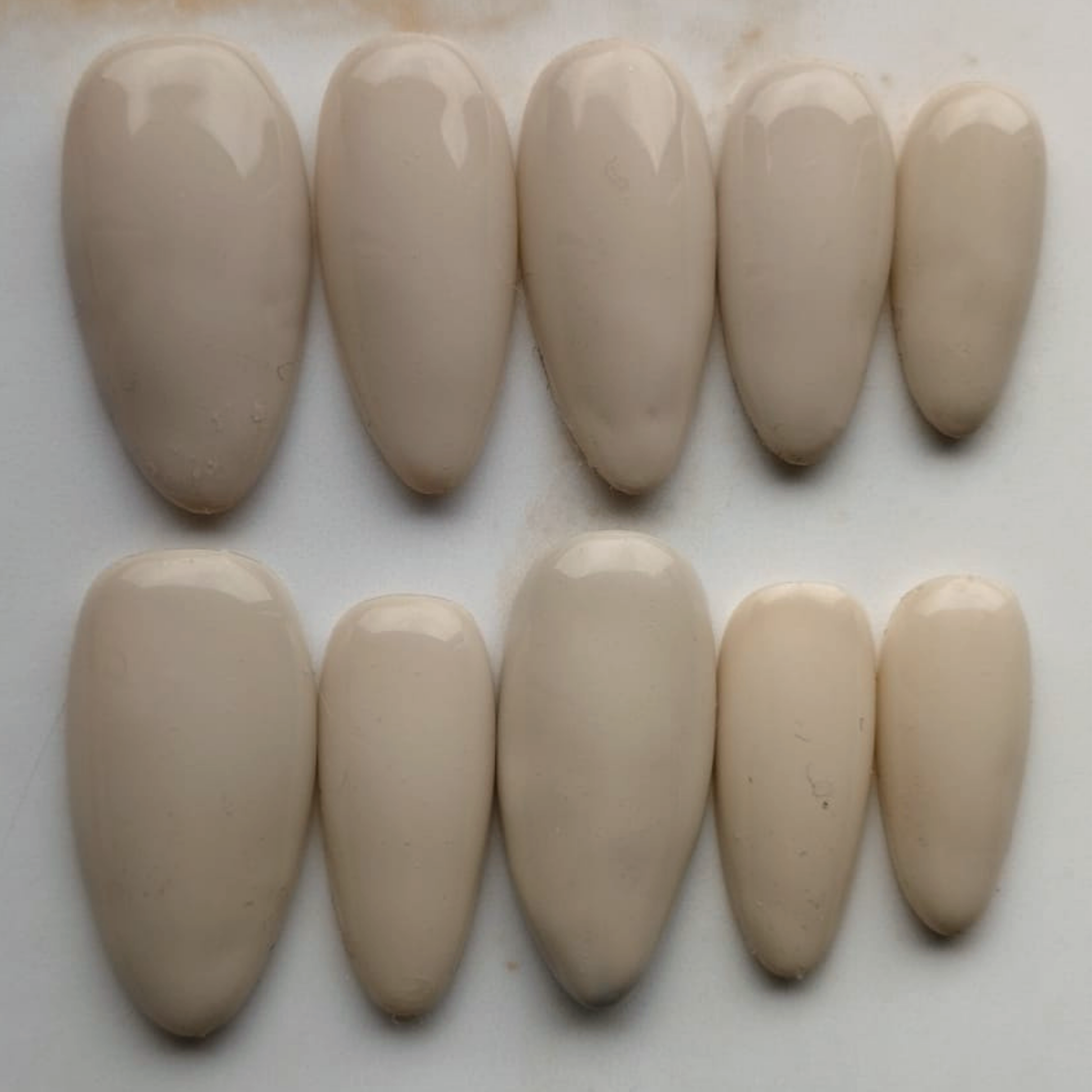 Bare Silk press-on nagels — essential narrow almond, set van 10