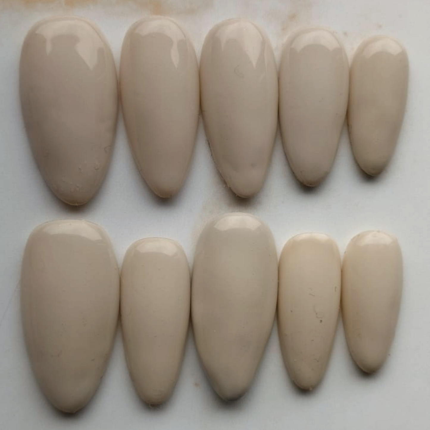 Bare Silk press-on nagels — draagfoto, essential narrow almond