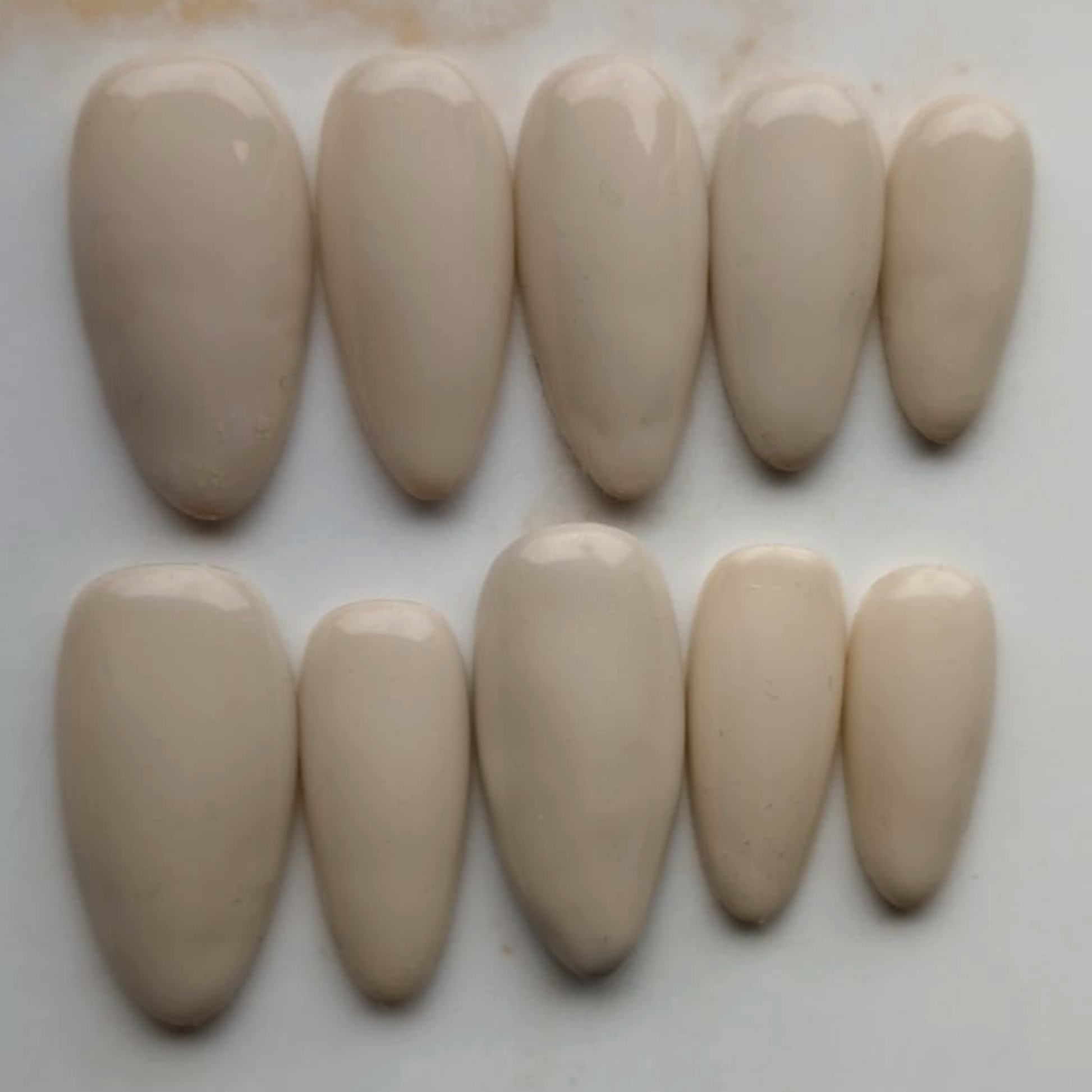 Bare Silk press-on nagels — draagfoto, essential narrow almond