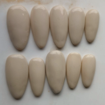 Bare Silk press-on nagels — draagfoto, essential narrow almond