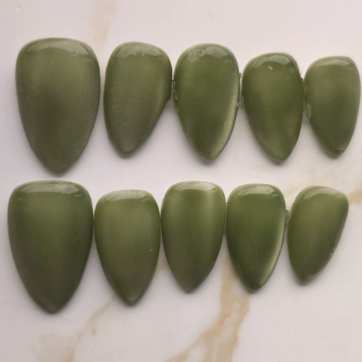 Gem Olive press-on nagels — signature wide almond, set van 10