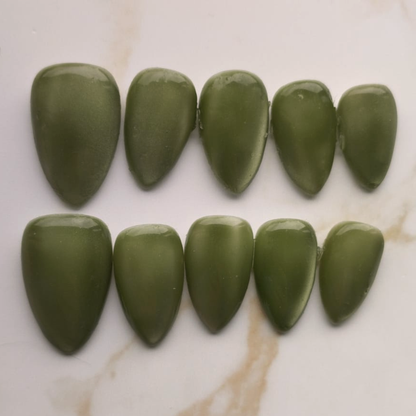 Gem Olive press-on nagels — flat lay productfoto, signature wide almond