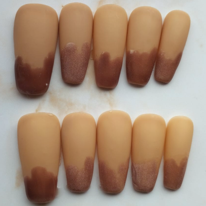 Caramel Dipped press-on nagels — draagfoto, premium narrow almond