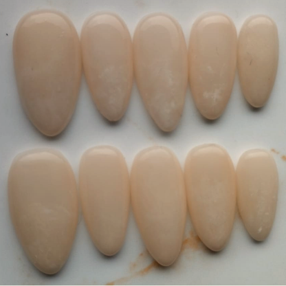 Marble Nude press-on nagels — signature narrow almond, set van 10