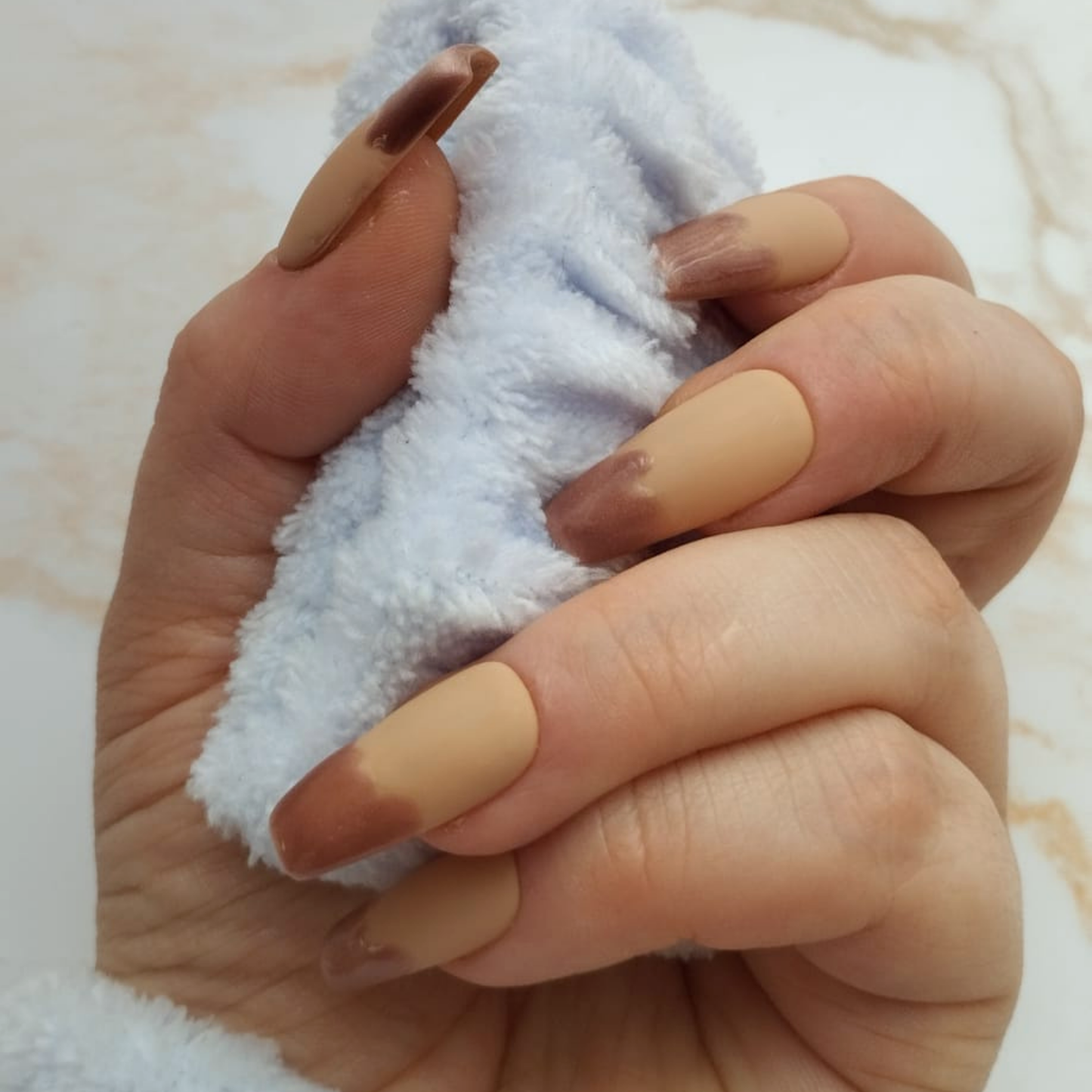 Caramel Dipped press-on nagels — draagfoto, premium narrow almond