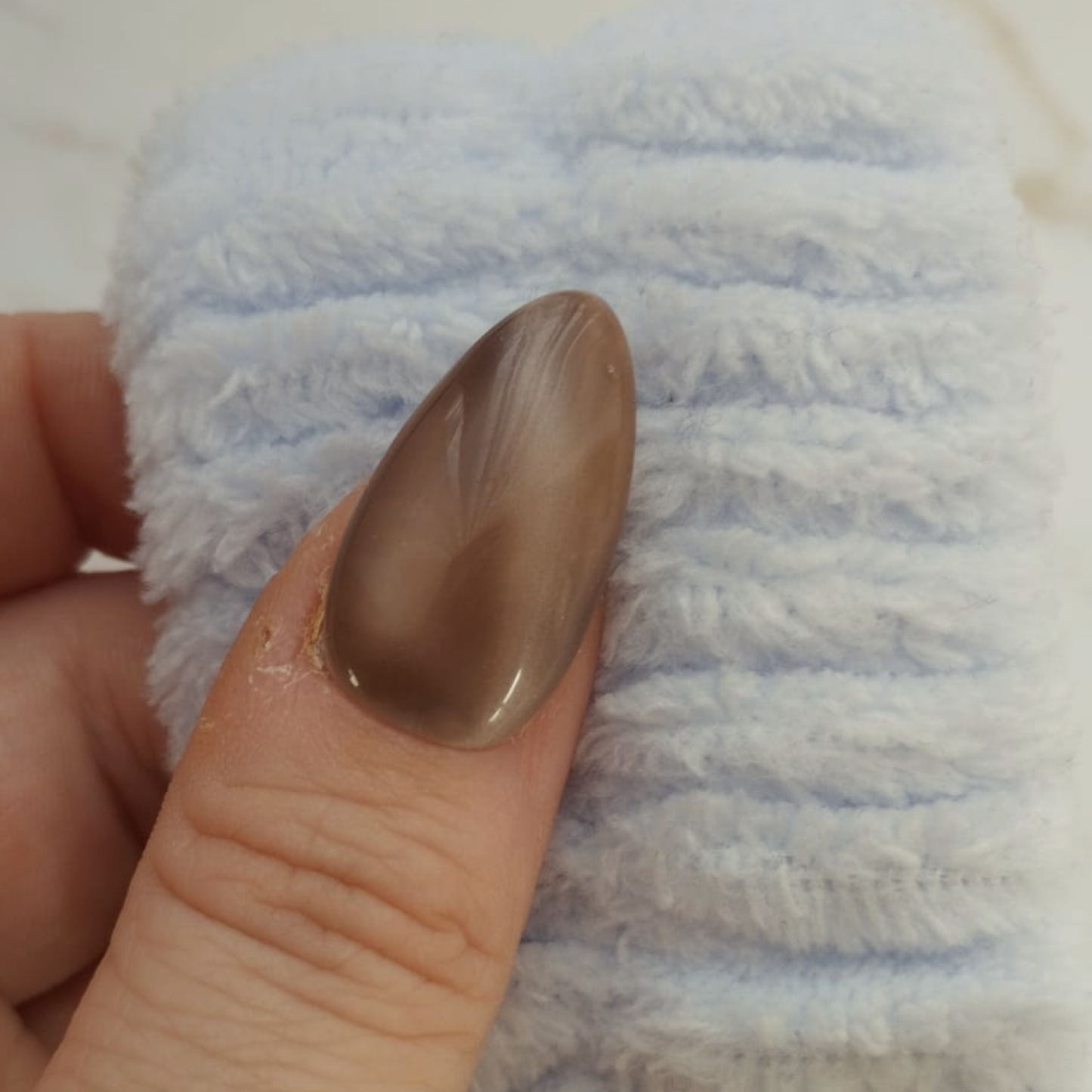 Honey Glow press-on nagels — draagfoto, signature narrow almond