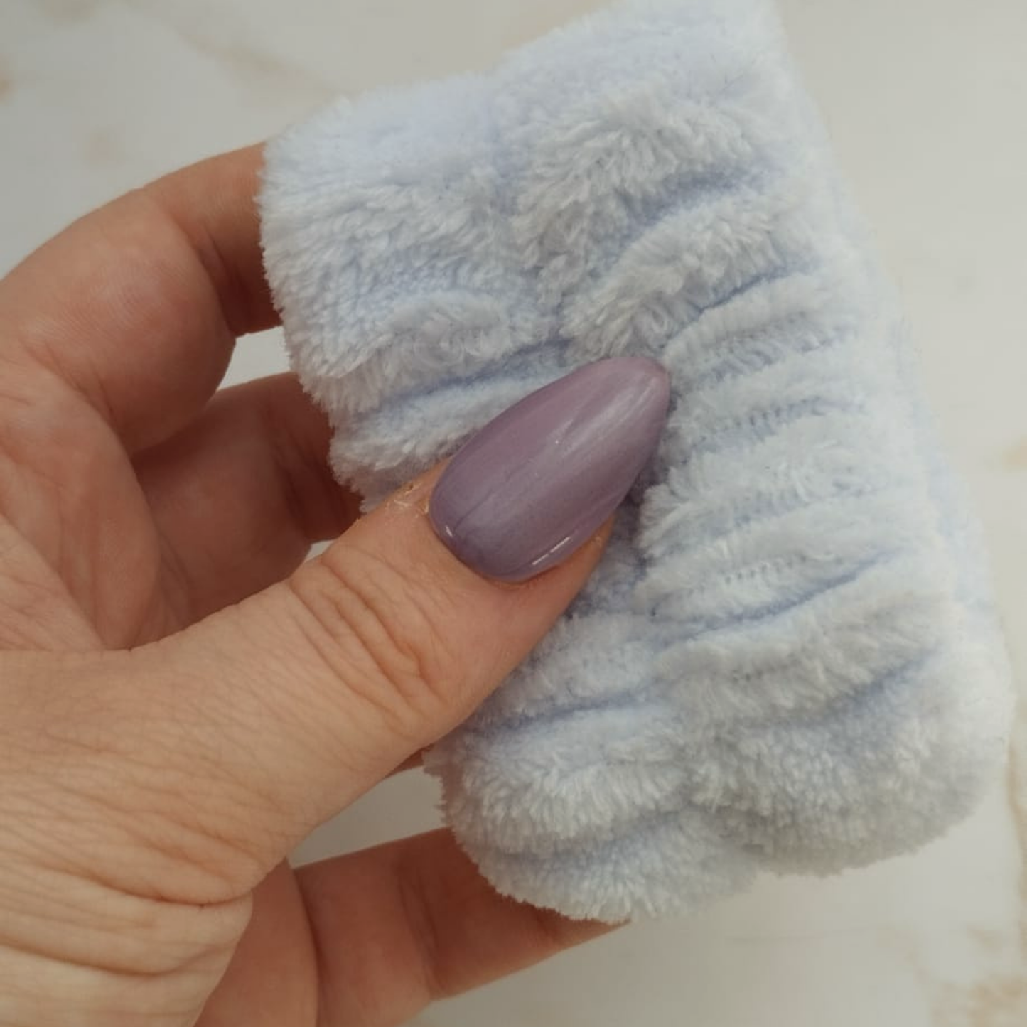 Velvet Blush press-on nagels — draagfoto, signature narrow almond