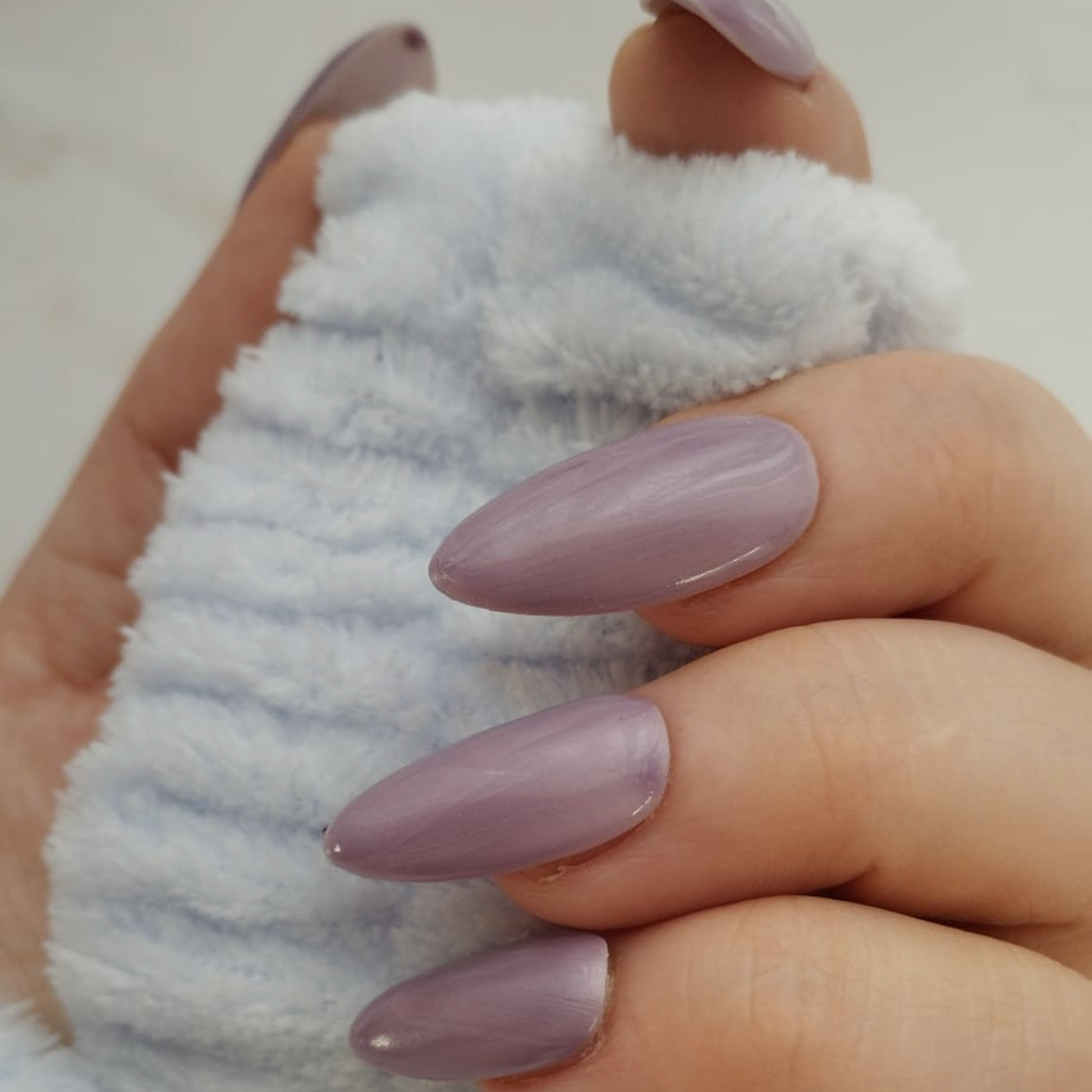 Velvet Blush press-on nagels — draagfoto, signature narrow almond